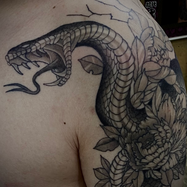 B&G 腕に「ヘビと植物」のタトゥー