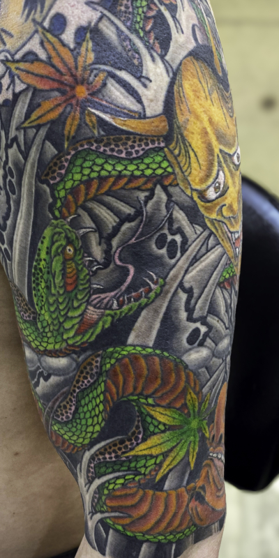 和彫り腕に「般若と蛇」の刺青