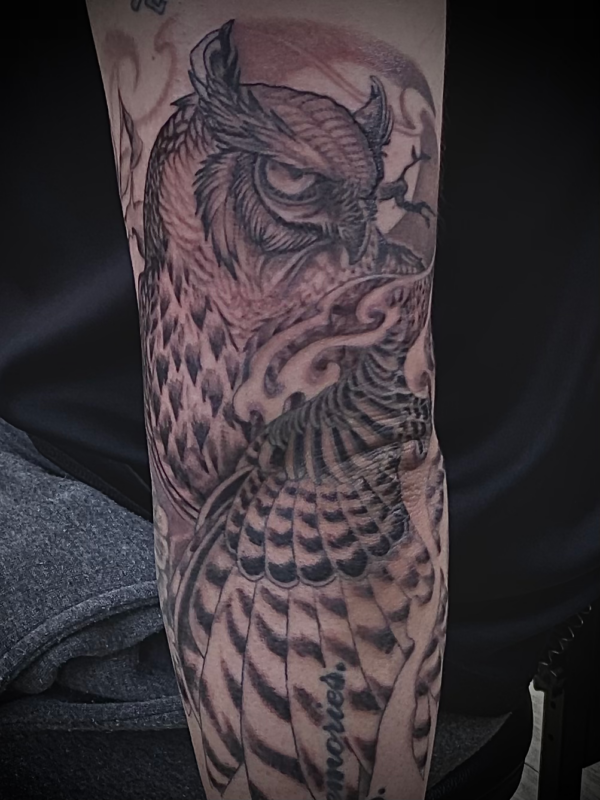 B&G 腕に「フクロウ」のタトゥー