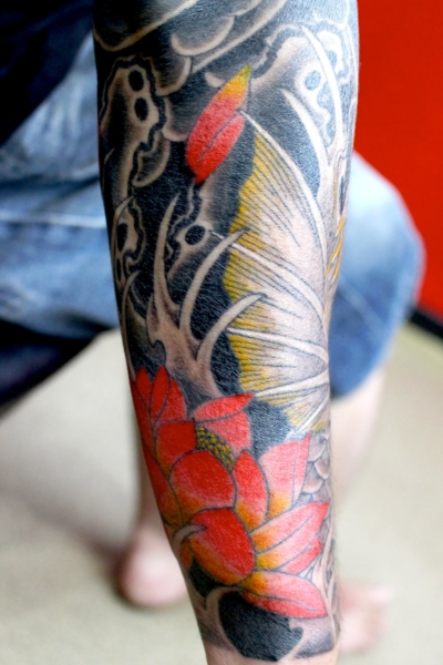和彫り腕に「龍魚と蓮」の刺青
