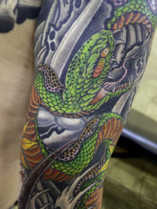 和彫り腕に「蛇」の刺青