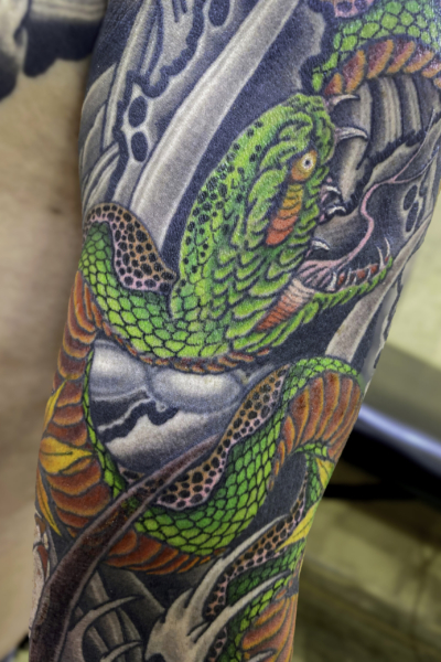 和彫り腕に「蛇」の刺青
