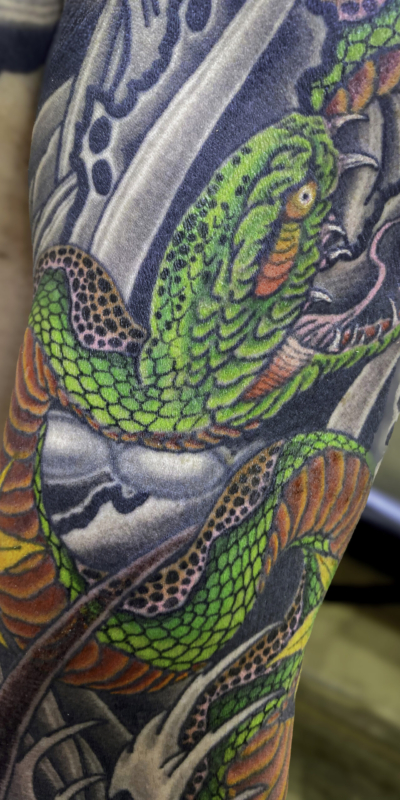 和彫り腕に「蛇」の刺青