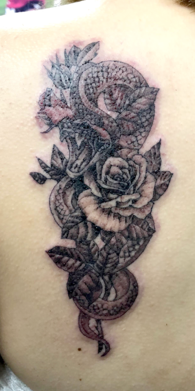 B&G 背中に「ヘビとバラ」のタトゥー