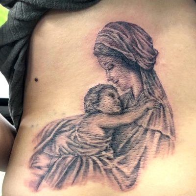 B&G 腰に「子供を抱く母」のタトゥー