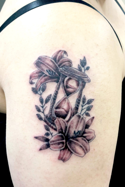 B&G 腕に「砂時計と百合」のタトゥー