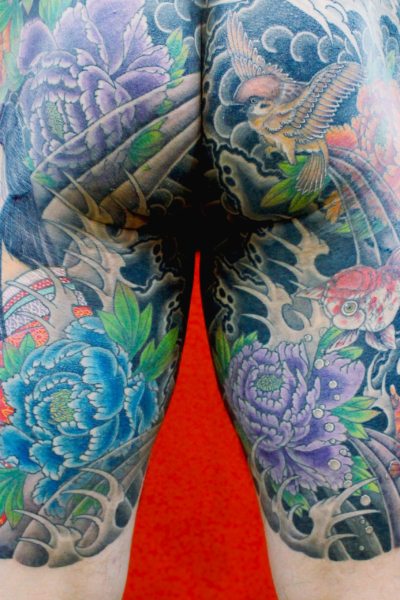 和彫り両腿に「女と牡丹 金魚と雀と牡丹」の刺青