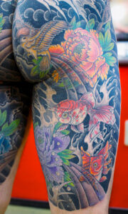 和彫り腿に「金魚と雀と牡丹」の刺青