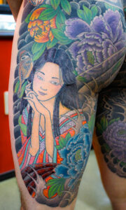和彫り両腿に「女と牡丹と雀」の刺青