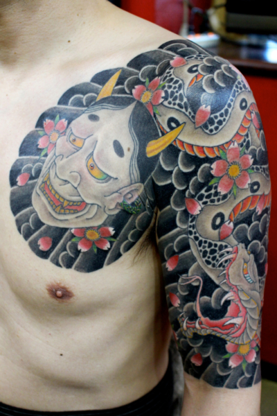 和彫り腕胸に「般若と蛇」の刺青