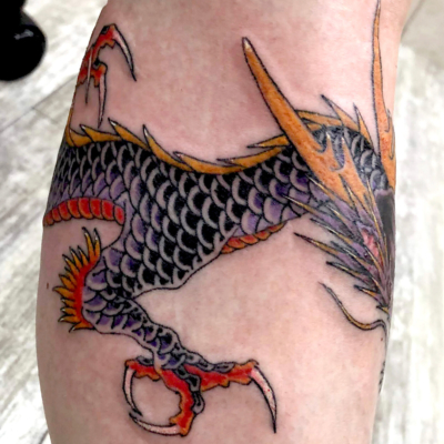 和彫り足に「龍」の刺青