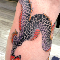 和彫り足に「龍」の刺青