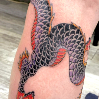 和彫り足に「龍」の刺青