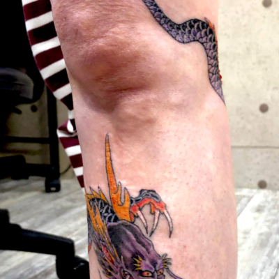 和彫り足に「龍」の刺青