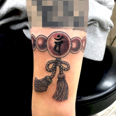 和彫り手首に「数珠」の刺青