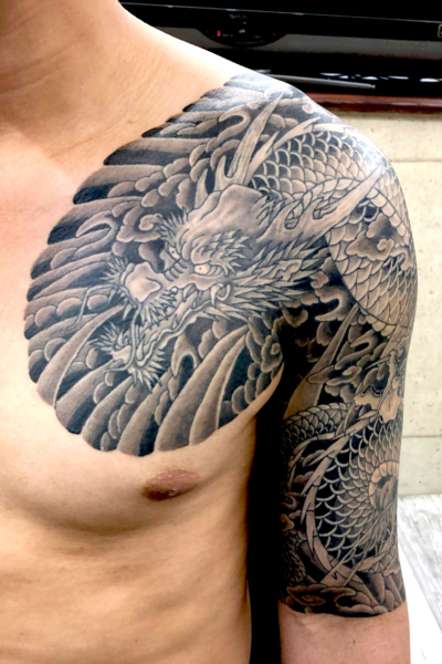 和彫り腕胸に「龍」の刺青
