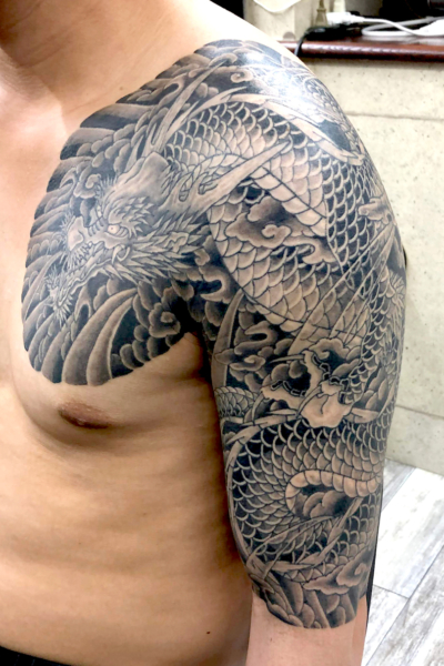 和彫り腕胸に「龍」の刺青