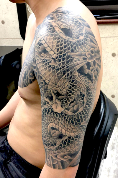 和彫り腕に「龍」の刺青