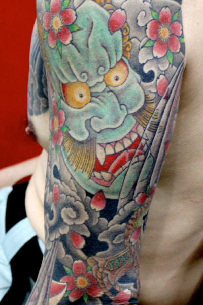 和彫り腕に「鬼と桜吹雪」の刺青