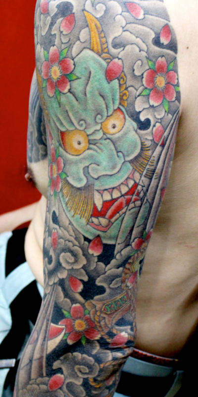 和彫り腕に「鬼と桜吹雪」の刺青