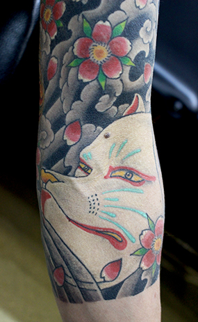 和彫り腕胸に「白狐面」の刺青