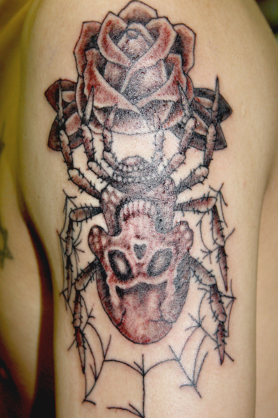 B&G 腕に「クモとバラ」のタトゥー