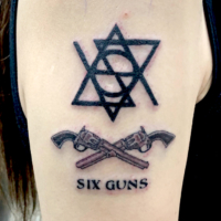 腕にスモールサイズタトゥーとテキストタトゥー