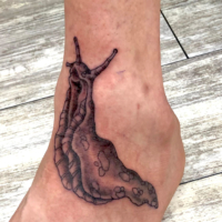 B&G 足に「ナメクジ」のタトゥー