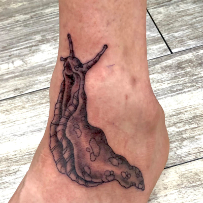 B&G 足に「ナメクジ」のタトゥー