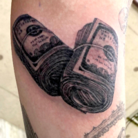 B&G 腕に「ドル札」のタトゥー