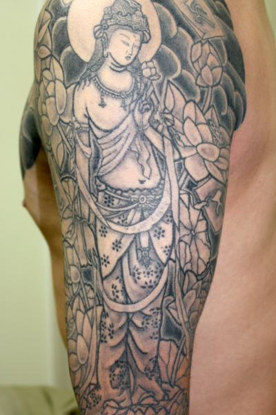 和彫り腕に「観音と蓮」の刺青