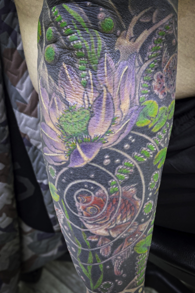 和彫り腕に「金魚と蓮と水草」の刺青