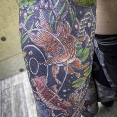 和彫り腕に「金魚と水草」の刺青