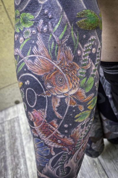和彫り腕に「金魚と水草」の刺青