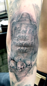 B&G 腕に「墓石にドクロ」のタトゥー