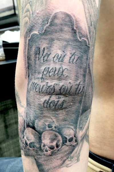 B&G 腕に「墓石にドクロ」のタトゥー