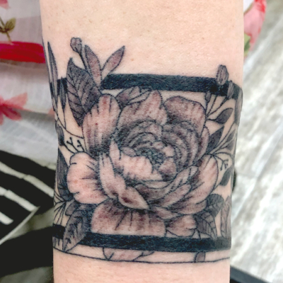 B&G 手首に「花のブーケ」のタトゥー