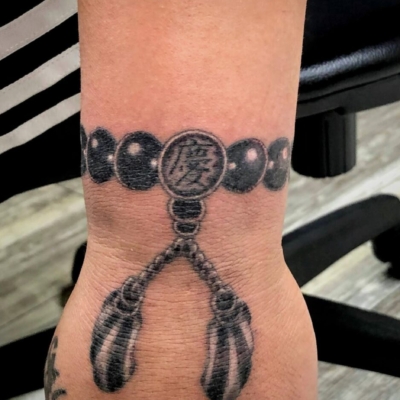 和彫り手首に」数珠」の刺青