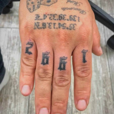 手に数字とスモールサイズタトゥー