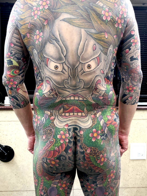 和彫り背中に「巻物を咥えた般若と蛇」の刺青