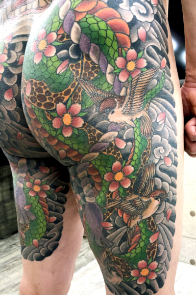 和彫り尻から腿裏に「雀と蛇」の刺青