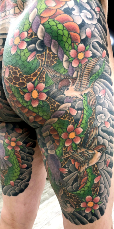 和彫り尻から腿裏に「雀と蛇」の刺青