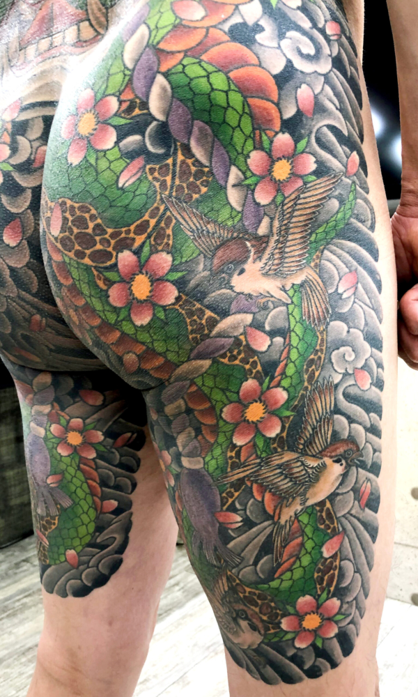 和彫り尻から腿裏に「雀と蛇」の刺青