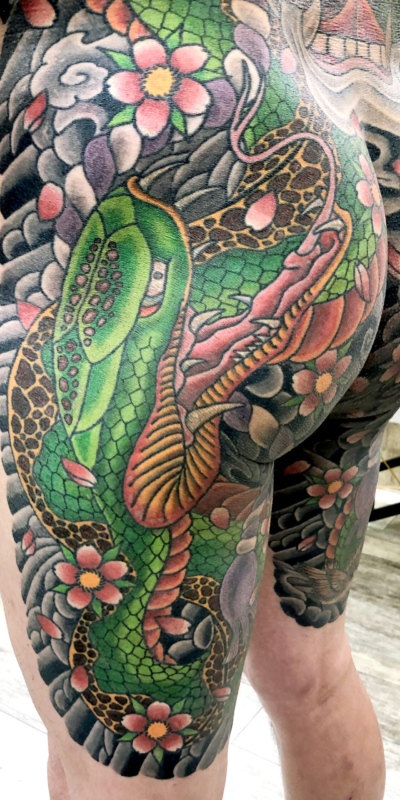 和彫り尻から腿裏に「蛇」の刺青