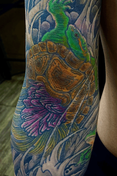 和彫り腕に「蓑亀」の刺青