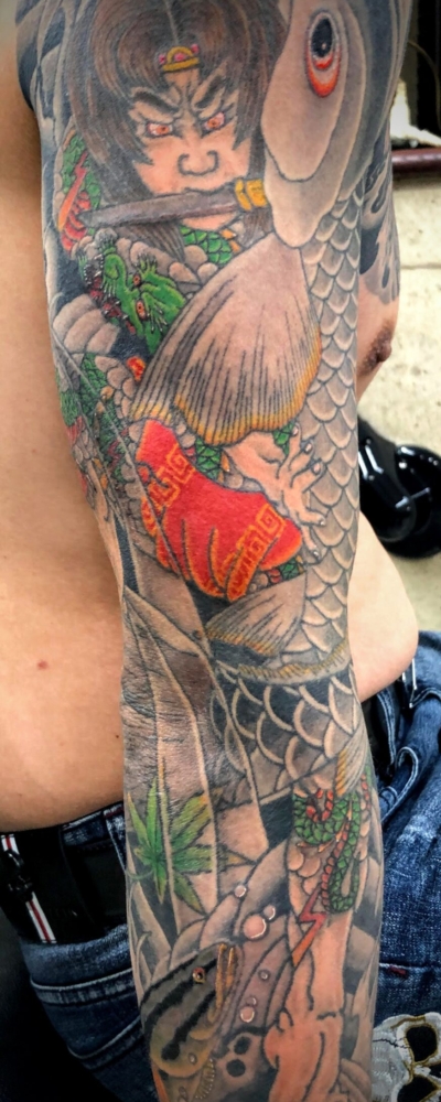 和彫り腕に「水滸伝 張順 抱き鯉」の刺青