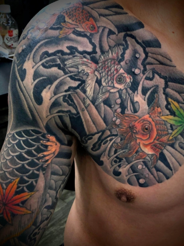 和彫り胸に「金魚」の刺青
