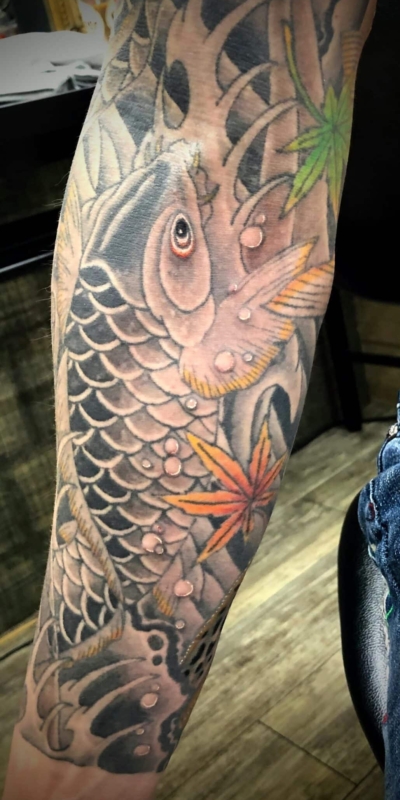 和彫り腕に「鯉と紅葉」の刺青