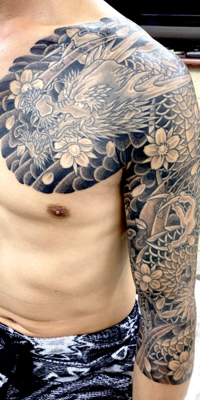 和彫り腕に「龍と桜」の刺青