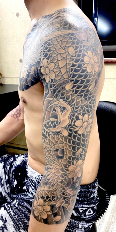 和彫り腕に「龍と桜」の刺青